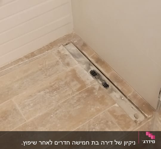 רצפה מלוכלכת עם אבק ליד ניקוז במקלחת